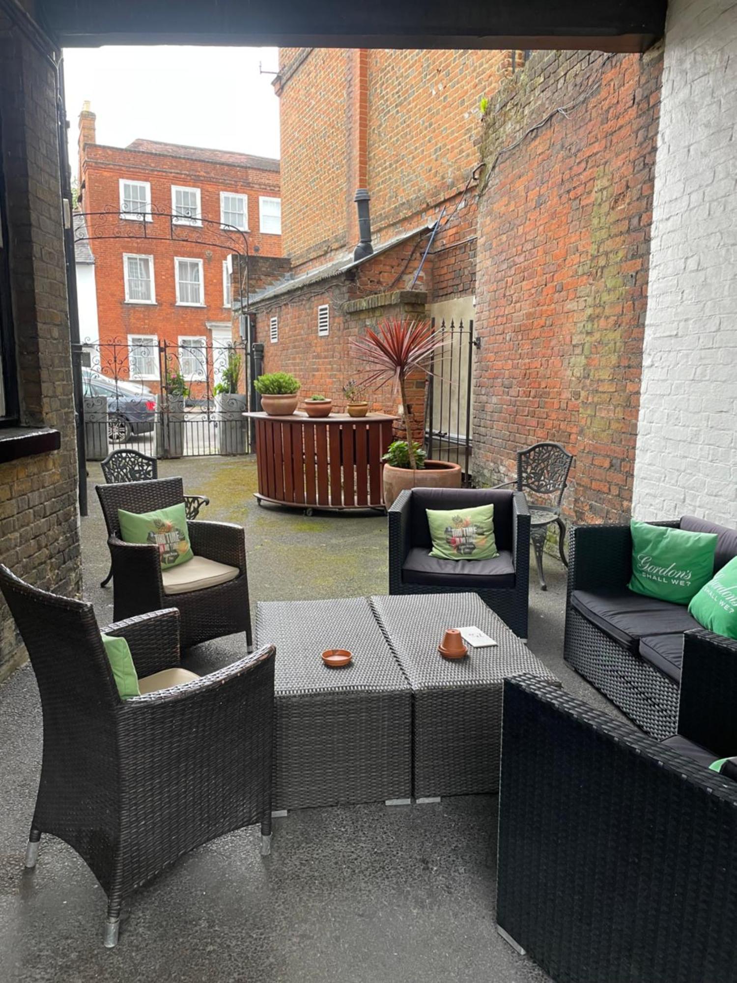 The Olde Swan Hotel Chertsey Exterior foto